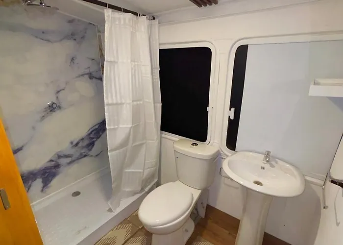 Bajo El Arbol Converted Bus Experience Near Airport Liberia