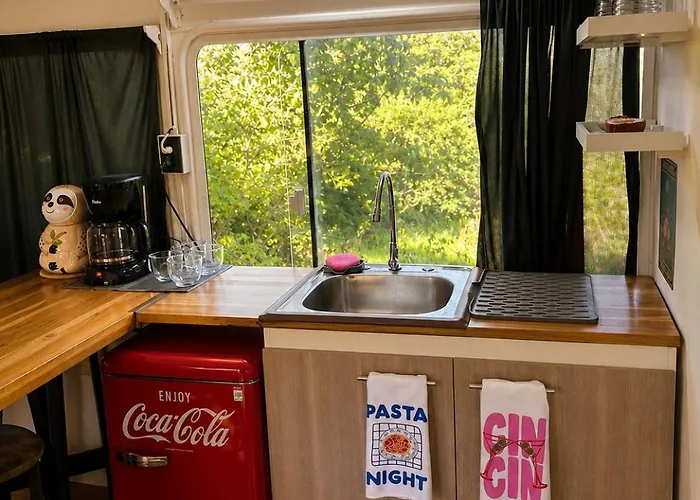 Bajo El Arbol Converted Bus Experience Near Airport Apartment