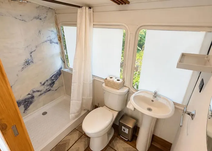 Apartment Bajo El Arbol Converted Bus Experience Near Airport *